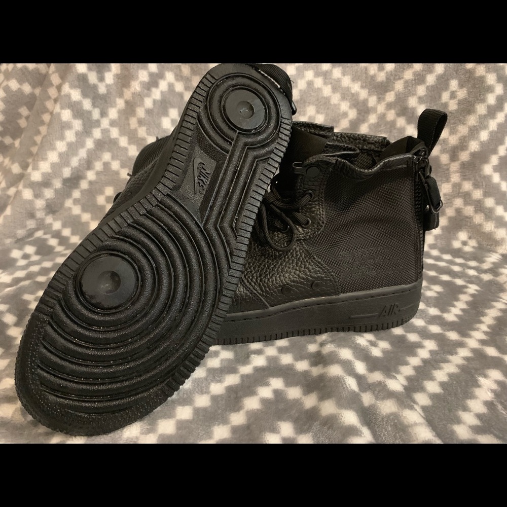 Nike - Picture 4 of 4